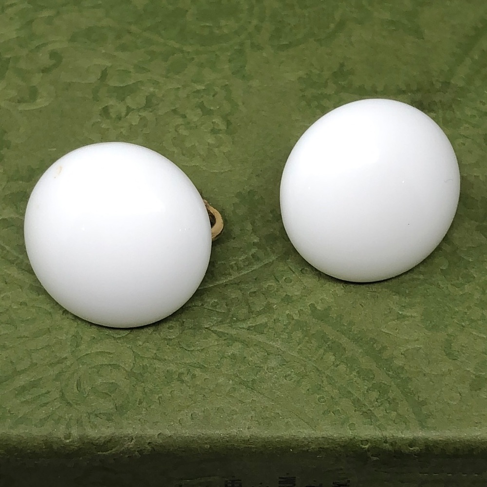 Vintage Crown TRIFARI Signed White Milk Cabochon Round Clip On Earrings